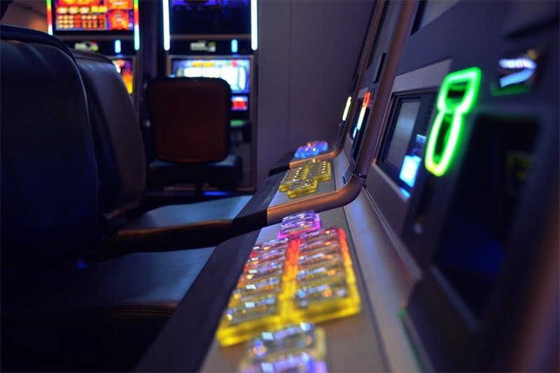 How sound and visual effects on slot machines increase the allure of  gambling - Neuroscience News